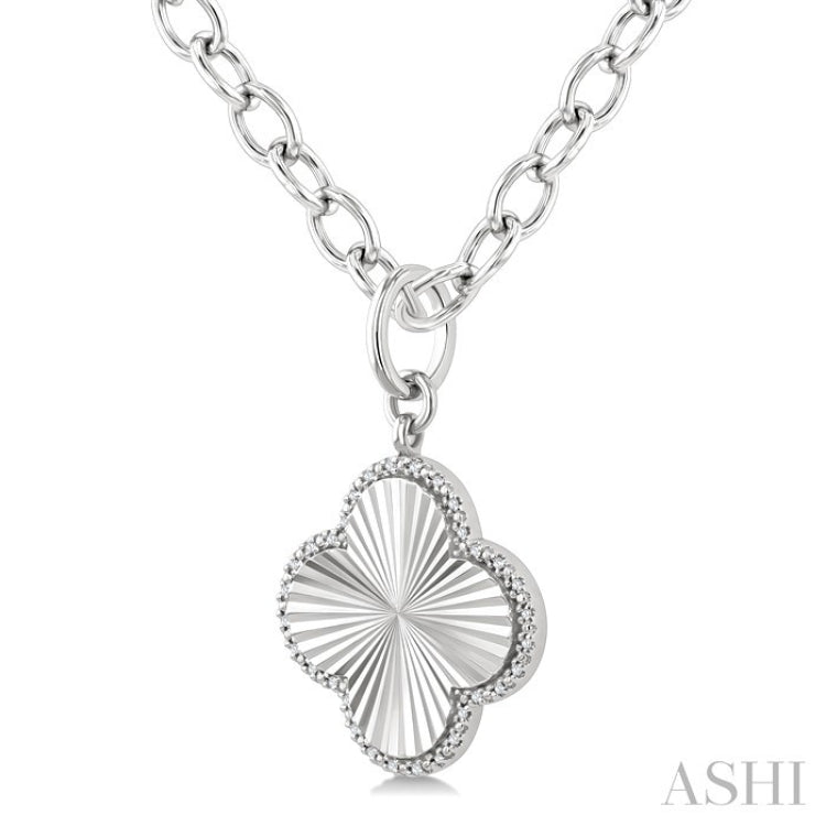 1/10 Ctw Clover Fluted Medallion Round Cut Diamond Pendant With Chain in Sterling Silver