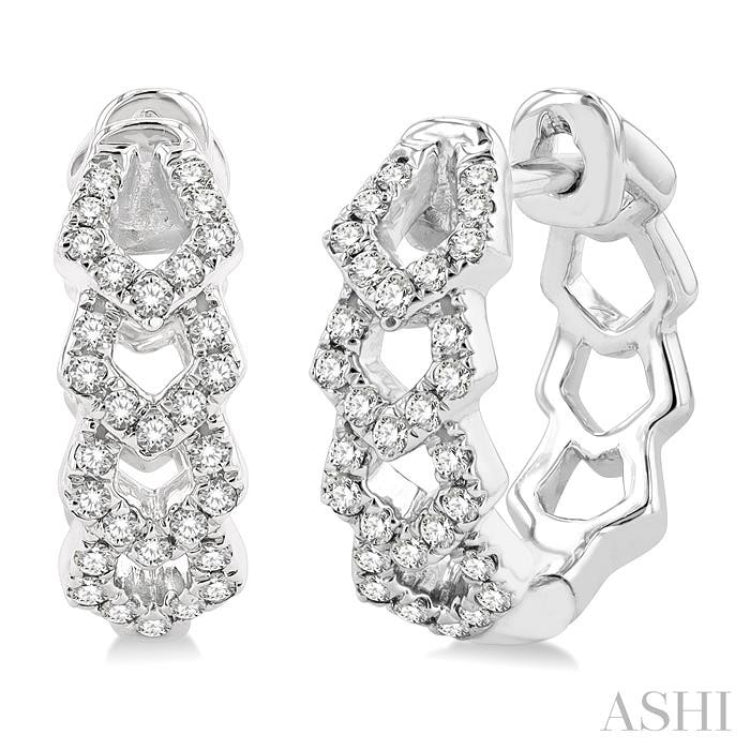 1/4 Ctw Petite Geometric Link Round Cut Diamond Fashion Huggies in 10K White Gold