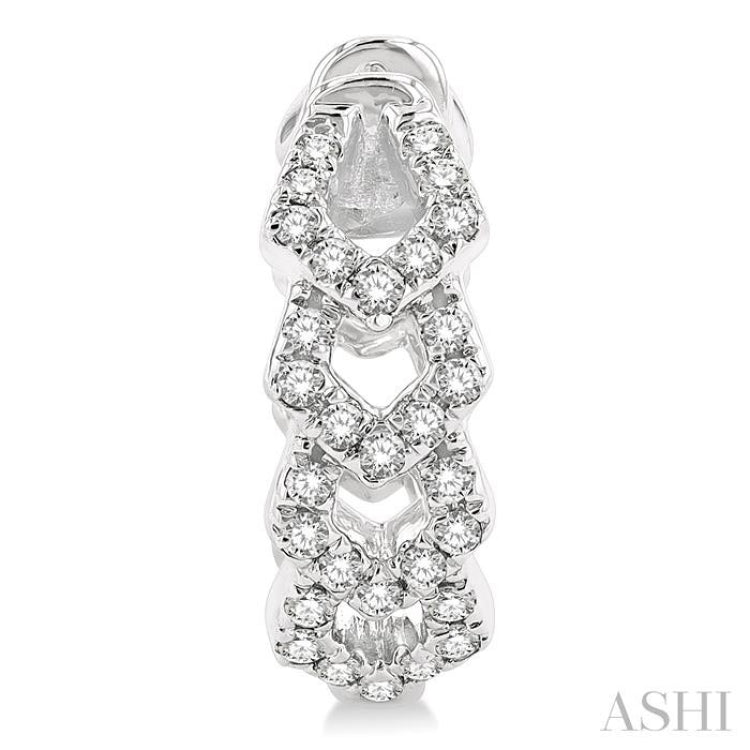 1/4 Ctw Petite Geometric Link Round Cut Diamond Fashion Huggies in 10K White Gold