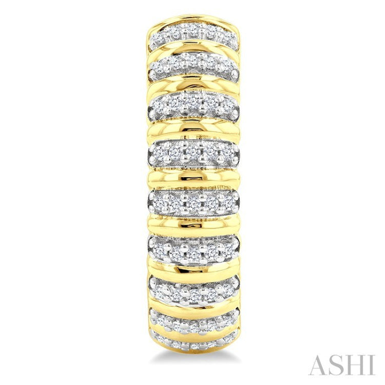 1/4 Ctw Ribbed Round Cut Diamond Half Hoop Earring in 14K Yellow Gold