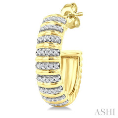 1/4 Ctw Ribbed Round Cut Diamond Half Hoop Earring in 14K Yellow Gold
