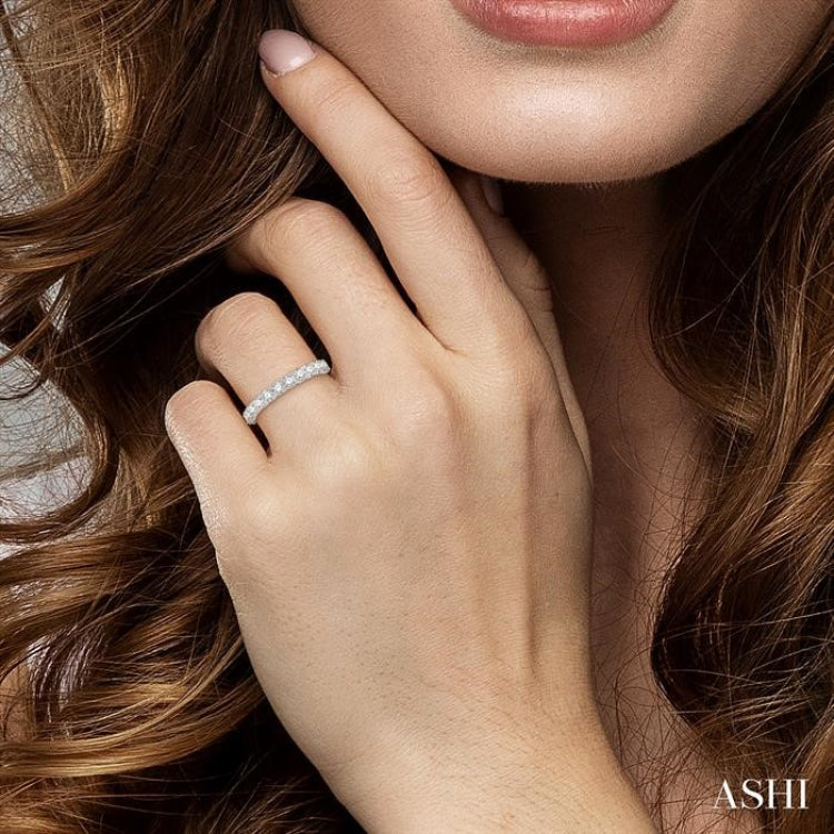 3/4 Ctw Lattice Round Cut Diamond Wedding Band in 14K White Gold