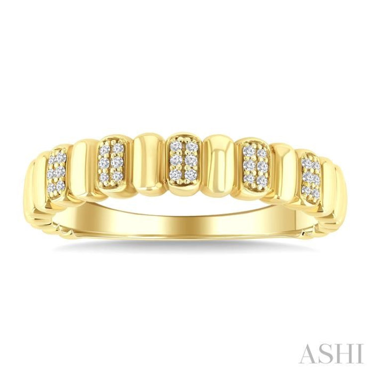 1/10 Ctw Ribbed Pod Shape Round Cut Diamond Fashion Band in 10K Yellow Gold