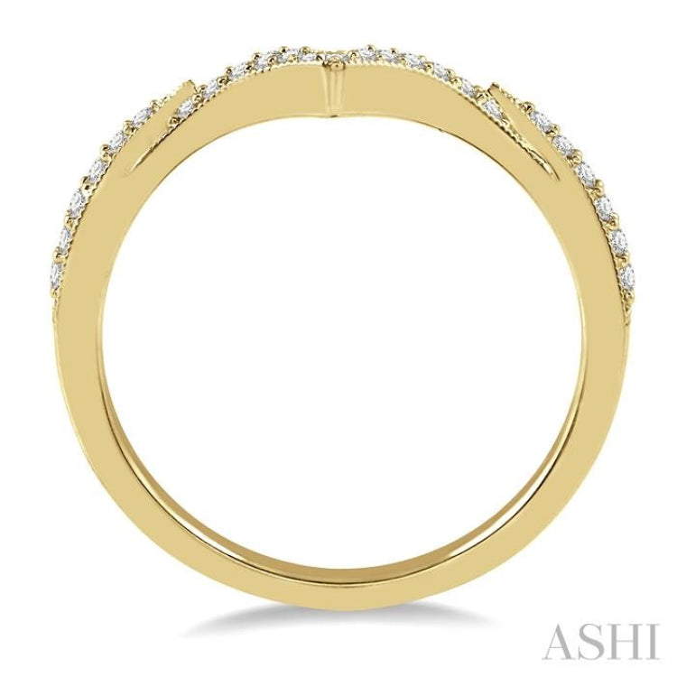 1/6 Ctw V-Shape Center Round Cut Diamond Wedding Band in 14K Yellow Gold