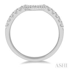 1/5 Ctw Chevron Center Round Cut Diamond Wedding Band in 14K White Gold