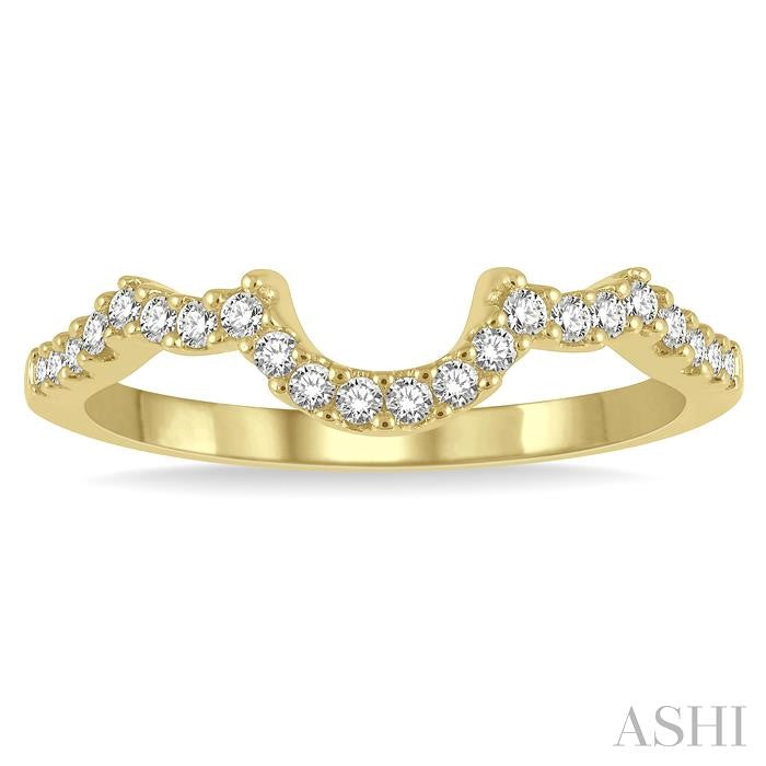 1/6 Ctw Curved Center Flighted Wings Round Cut Diamond Wedding Band in 14K Yellow Gold