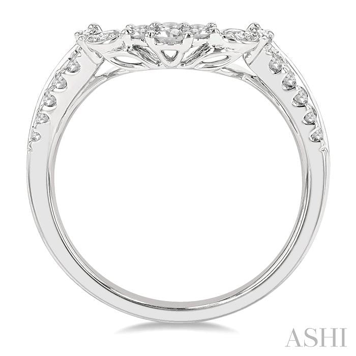 1/3 Ctw Curved Center Round Cut Diamond Wedding Band in 14K White Gold