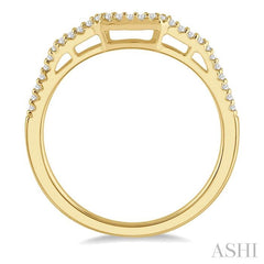 1/10 Ctw Curved Round Cut Diamond Wedding Band in 14K Yellow Gold