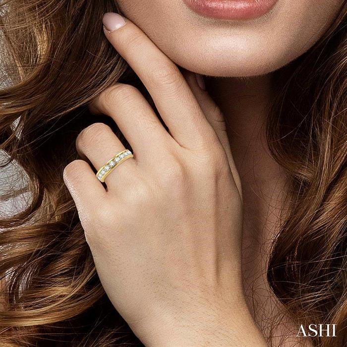3/4 Ctw Round Cut Diamond Wedding Band in 14K Yellow Gold