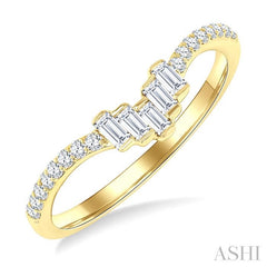 1/4 Ctw Baguette Cut Chevron Centerpiece Round Cut Diamond Wedding Band in 14K Yellow Gold