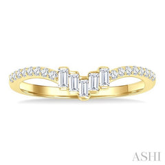 1/4 Ctw Baguette Cut Chevron Centerpiece Round Cut Diamond Wedding Band in 14K Yellow Gold