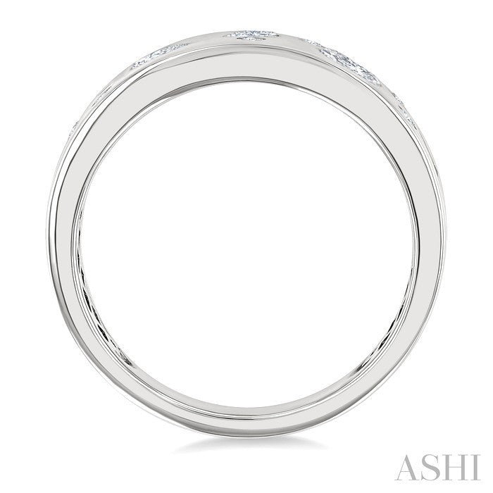 1/2 Ctw Scatter Mixed Diamond Cut Bold Gold Fashion Band in 14K White Gold