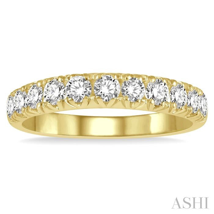 3/4 Ctw 11 Stone Round Cut Diamond Wedding Band in 14K Yellow Gold