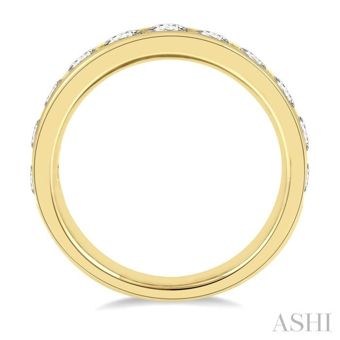 1 1/2 Ctw Channel Set 11 Stone Round Cut Diamond Wedding Band in 14K Yellow Gold