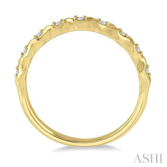 1/20 Ctw Spiral Shank Round Cut Diamond Stackable Band in 14K Yellow Gold