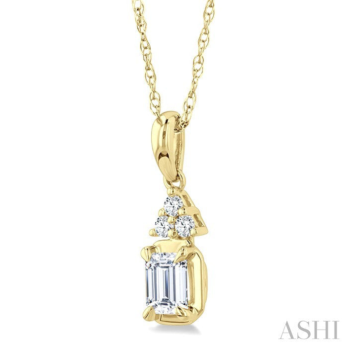 1/4 Ctw Emerald and Round Cut Diamond Fashion Pendant With Chain in 14K Yellow Gold