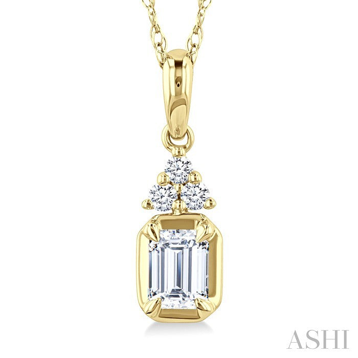 1/4 Ctw Emerald and Round Cut Diamond Fashion Pendant With Chain in 14K Yellow Gold