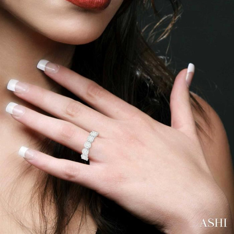1 Ctw Jointed Circular Mount Lovebright Diamond Cluster Band in 14K White Gold