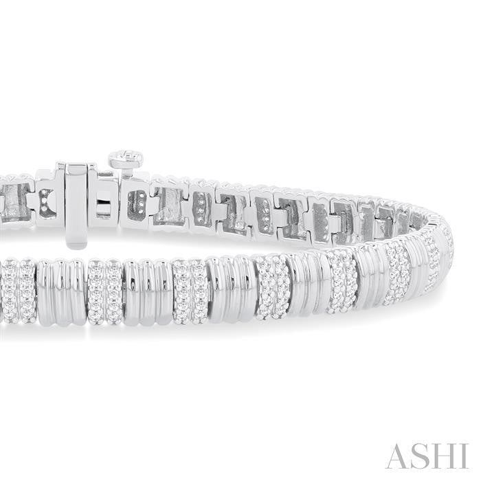 3/4 Ctw Ribbed Round Cut Diamond Fashion Bracelet in 14K White Gold