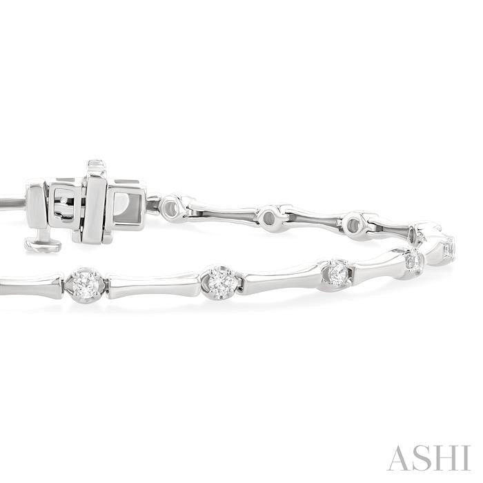 1/2 Ctw Bamboo Internodes Round Cut Diamond Fashion Bracelet in 14K White Gold