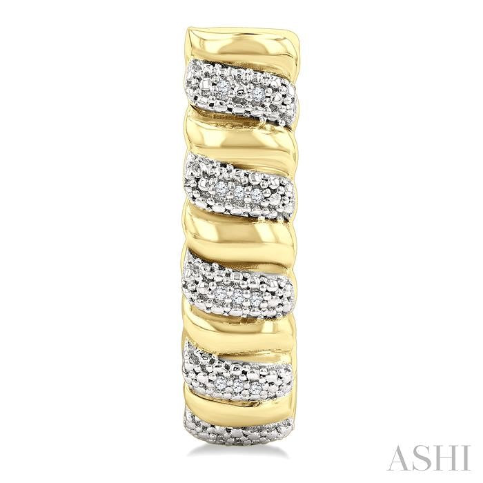 1/10 Ctw Bold Ribbed Swirl Round Cut Diamond Fashion Half Hoop Earring in Yellow Gold Vermeil
