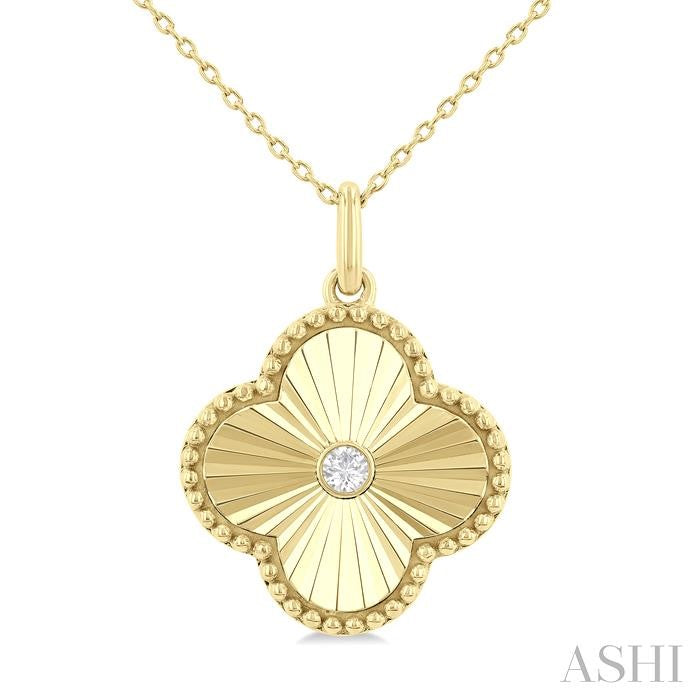 1/20 Ctw Clover Fluted Medallion Round Cut Diamond Pendant With Chain in 10K Yellow Gold