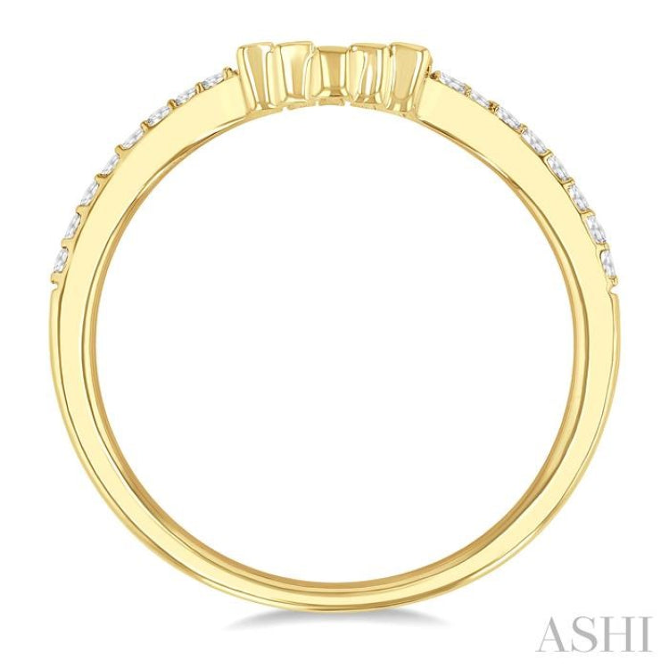 1/4 Ctw Baguette Cut Chevron Centerpiece Round Cut Diamond Wedding Band in 14K Yellow Gold